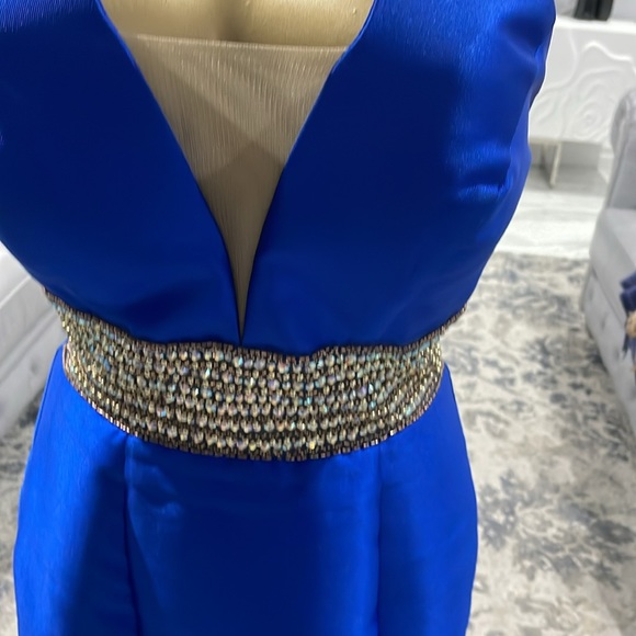 Gorgeous Women’s Royal Blue formal prom party gown in size4 - Picture 14 of 17